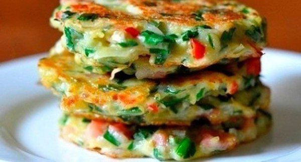 Драники с овощами.Ингредиенты:КартофельЛукМорковьПерецЯйцаМукаРастительное маслоПриготовление:1. ...