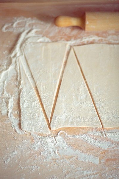 Маковые рогалики.Ингредиенты:Слоёное тесто — 1 упаковкаМак (его количество зависит от того, сколько ... - 6