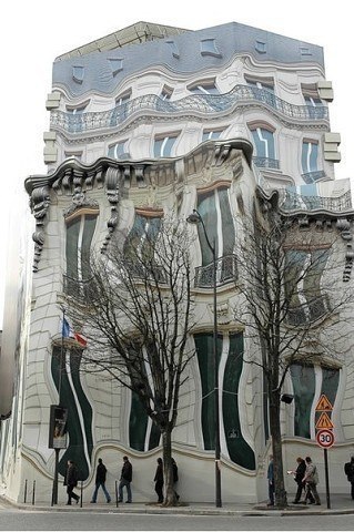Это не визуальный обман и не чудо фотошопа. Это здание действительно находится в Париже и имеет вот ...