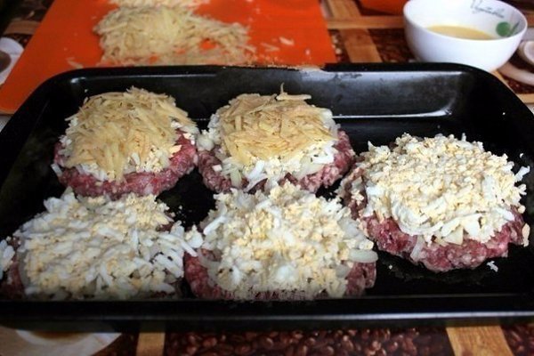 Стожки - блюдо из мясного фарша.Ингредиенты:фарш мясной - 0,5 кгяйца крутые - 3 штукилук репчатый - ... - 4