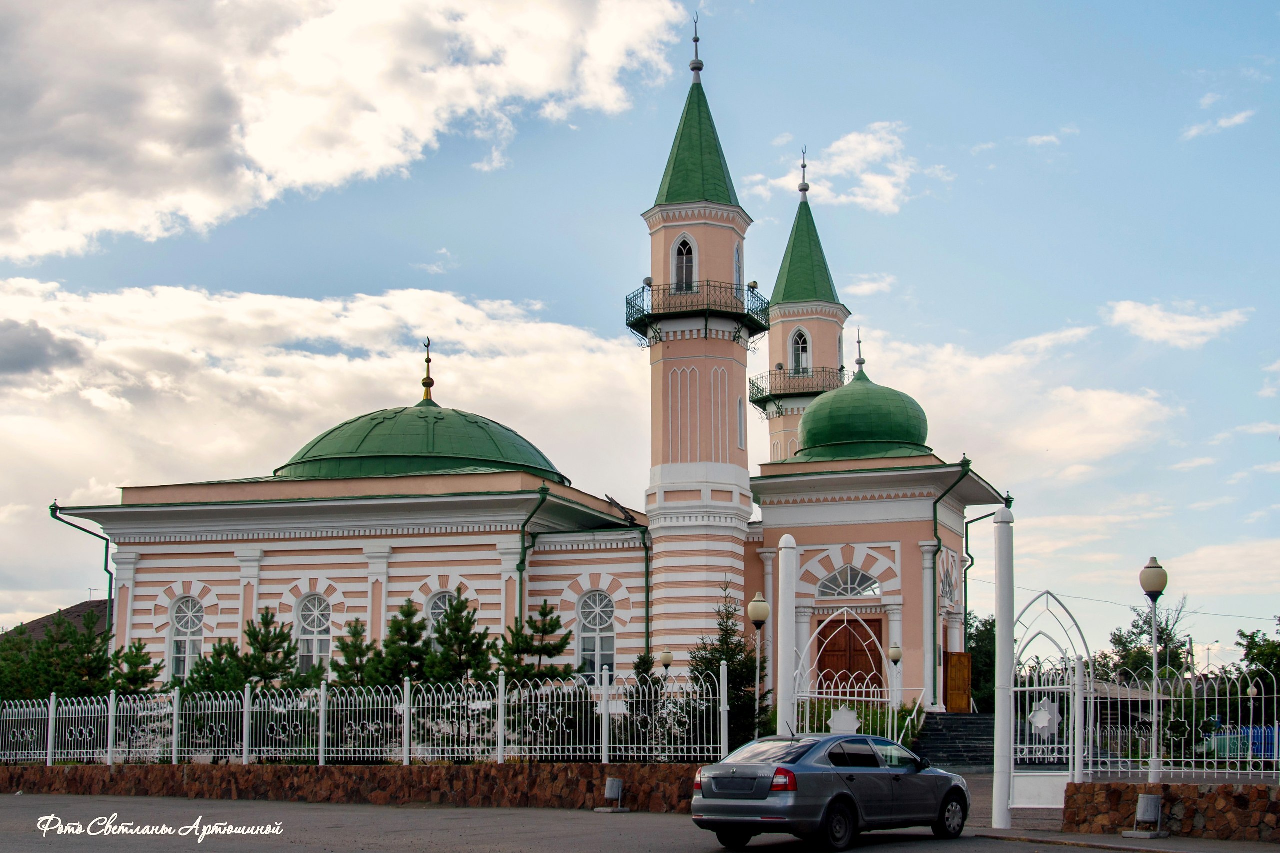 В центре города Семей на улице Абая 50, расположен один из красивейших в городе памятников ...