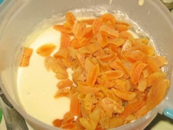 Вкусный кекс с курагой. Ингредиенты: - 200 г сметаны - 3 яйца - 2 стакана муки - 1 стакан кураги - 1 ... - 3