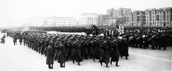 7 ноября 1941 года по случаю 24-й годовщины Октябрьской революции в городе Куйбышеве был проведен ...