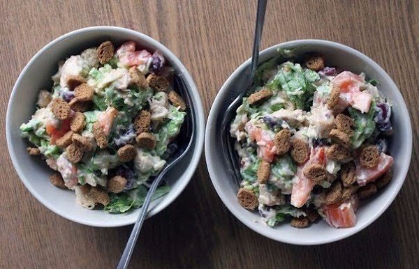 СЫТНЫЙ САЛАТ С КУРИНОЙ ГРУДКОЙ.Мой любимый рецептик Ингредиеты: Помидор — 2-3 шт. Куриная грудка — ... - 2
