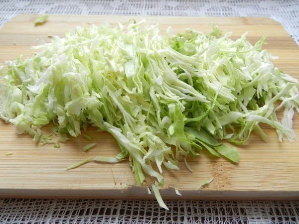 Салат с копченой колбасой и огурцами. Салат с копченой колбасой и огурцами - свежий и одновременно ... - 3
