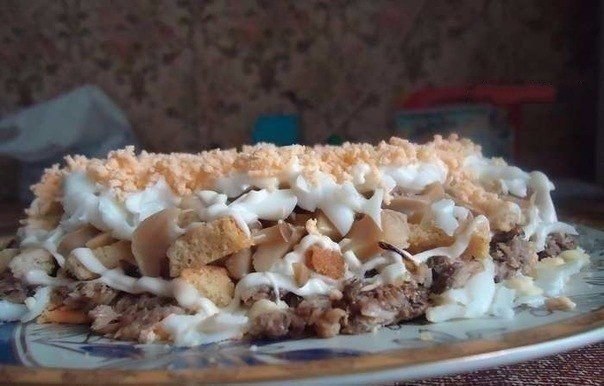 Вкуснейший салат со шпротами.Ингредиенты:4 отварных яйца,банка шпрот,сухарики,банка грибов,средняя ...