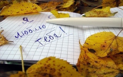 Я вижу, Даша, ты совсем устала, Нельзя казаться для себя чужой Уверен - что тебе нужно одеяло, ...