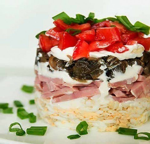Салат с шампиньонами, помидорами и ветчиной.Вам потребуется:-вареные яйца - три штуки;-любая ветчина ...
