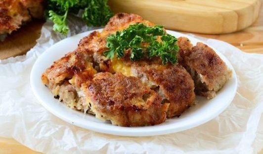 Мясной рулет с начинкой. Ингредиенты: Фарш — 600 Грамм Хлеб — 2 Ломтика Лук — 1 Штука Яйца — 2 Штуки ...
