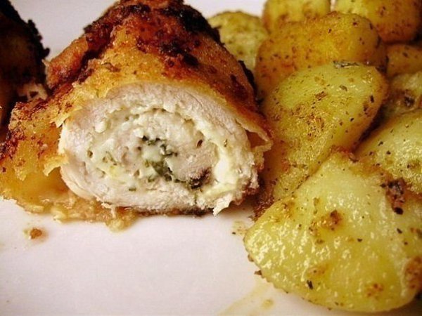 Рулеты из куриной грудки.Ингредиенты:1 двойная грудка цыплёнка2 плавленых сырка Хохланд с травами ...