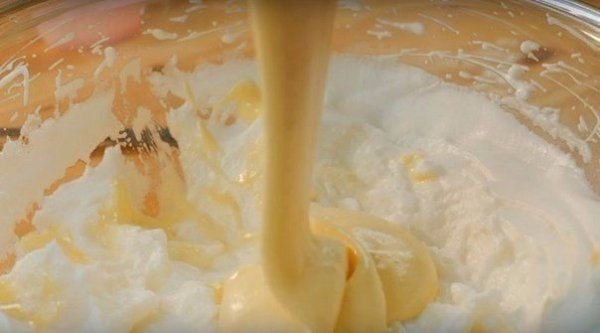 Вкусные пышные оладьи.Ингредиенты: 5 яиц60 г муки70 г сахара2 г разрыхлителя1 ч. л. ванильного ... - 4