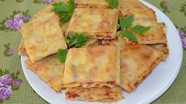 Жареный лаваш с колбасой и сыром. Это очень быстрая и простая закуска, которую можно приготовить на ...