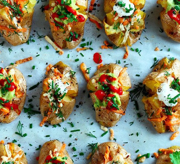 Итальянский фаршированный картофель.Ингредиенты:8 крупных картофеля200 г цуккини150 г мягкого ...