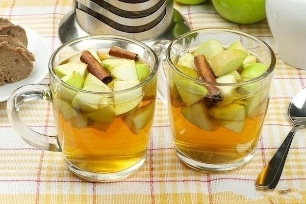 Имбирный чай с яблоками .калорийность - 20,7 ккал на 100 г Корень имбиря - 30 гр. вода - 2,5 ...