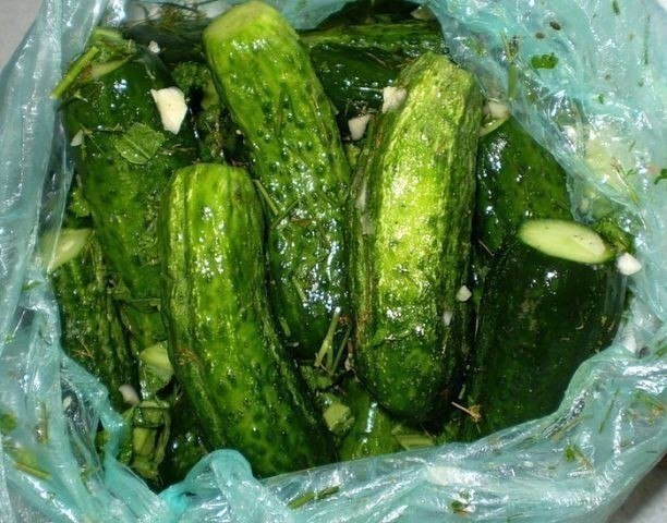 Малосольные огурцы за 15 минут.Съели мои родные всё, и мне ни одного не досталось. Даже пакет из-под ...