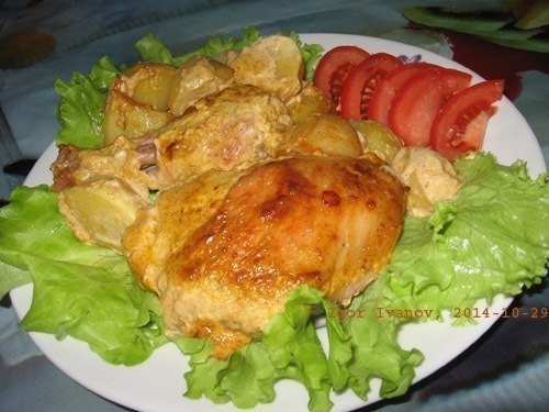 Вкусная курочка в маринаде вместе с картошкой в духовке.Ингредиенты:-Курочка частями(бёдрышки или ...