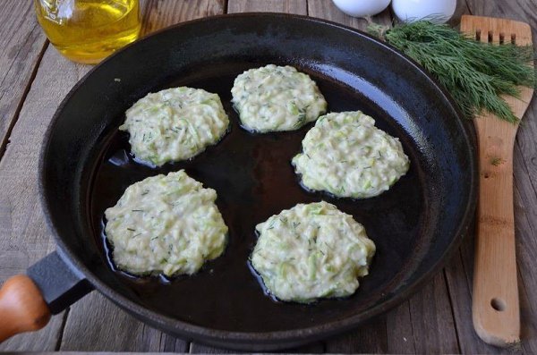 Кабачковые оладьи с сыром и зеленью.Ингредиенты:Кабачок — 1 ШтукаСыр твердый — 100 ГраммЯйцо — 1 ... - 5