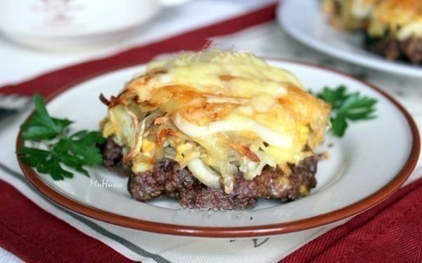 Стожки - блюдо из мясного фарша.Ингредиенты:фарш мясной - 0,5 кгяйца крутые - 3 штукилук репчатый - ... - 6