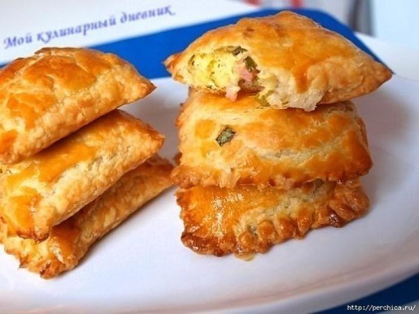 Пирожки из солоеного теста с зеленым луком, сыром и вечиной. Простые пирожки с очень вкусной ...