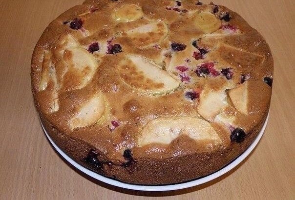 Шарлотка.Нам понадобится:- 3 куриных яйца- 1 стакан сахара- 1 стакан сметаны- 1 стакан муки- 1 ч/л ...