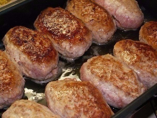 Котлетки под шубкой.Ингредиенты:Фарш (из индейки) - 1 кгЯйцо куриное - 2 штБатон (белый, без ... - 4