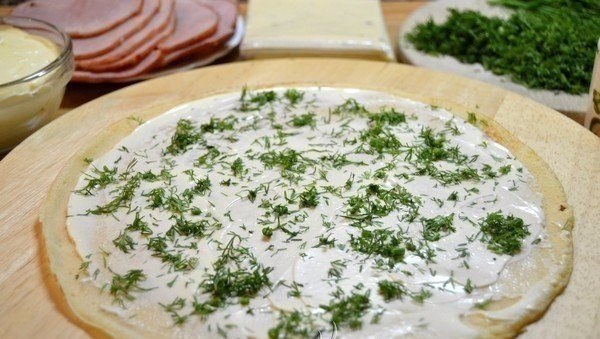 Блинные рулетики с начинкой из ветчины и сыра. Очень вкусная и лёгкая в приготовлении закуска. ... - 5