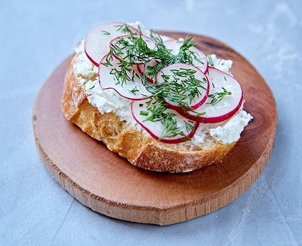 5 простых и божественно вкусных бутербродов с творожным сыром.Кростини с редисомВам ...