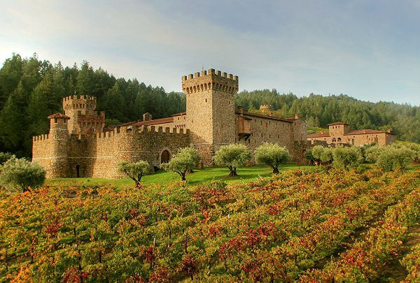 Итальянский замок XII века Castello di Amorosa в долине Напа, в Калифорнии. Замок так точно ...