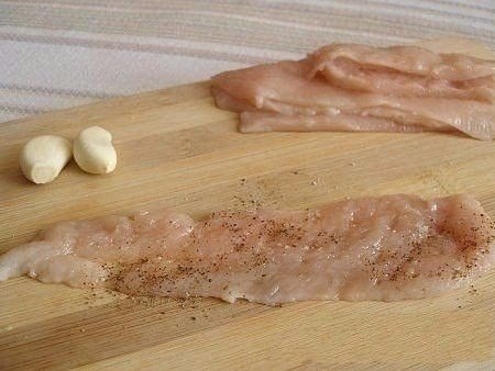 Суперские рулетики из кабачков с куриным мясом.Ингредиенты: -молодые кабачки (или цуккини) - 2 ... - 2
