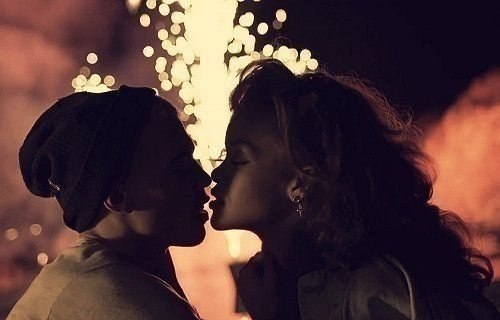 Мало человека любить, Надо его понять, Надо его жизнью жить, Вместе с ним дышать. Слышать порою то, ...