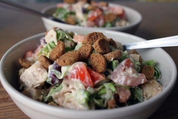 Сытный салат с куриной грудкой.Ингредиенты на 6-8 порций:Помидор — 2-3 шт.Куриная грудка — 500 гСыр ...
