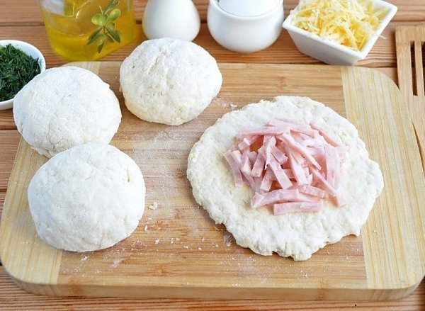 Сырные лепешки с начинкой. Сохрани и приготовь Ингредиенты: Кефир жирный — 1 стак. Тертый сыр в ... - 6