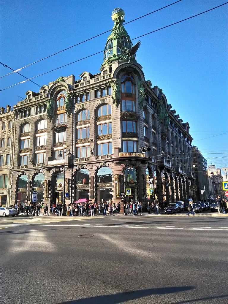 Здания на невском. Здание напротив Казанского собора в Санкт-Петербурге. Дом Зингера. Храм напротив Зингера в Санкт-Петербурге.