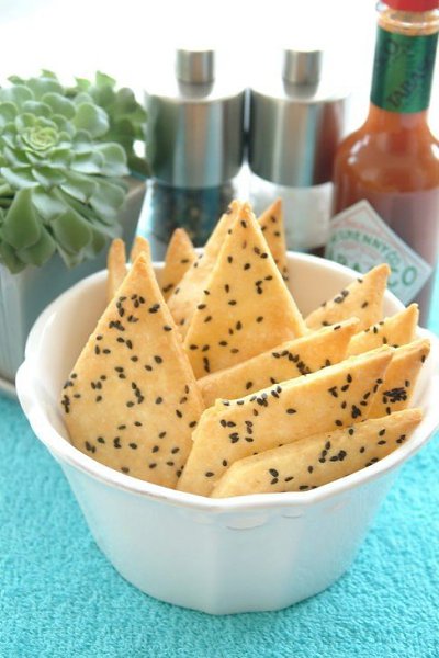 Печенье из пармезана с кунжутом, морской солью и острым соусом.Ингредиенты:Пармезан — 200 гМука — ...