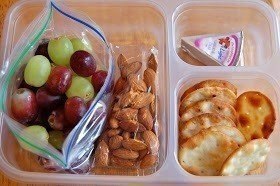Семь вариантов вкусных и полезных перекусов на работе.1. Виноград, миндаль, плавленый сыр, ...