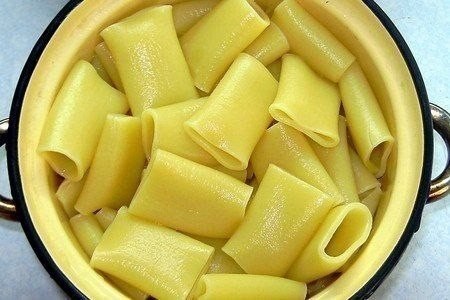 Фаршированные каннеллони, запеченные с сыром.Ингредиенты:— Каннеллони — 1 упаковка (400 грамм);— ... - 2