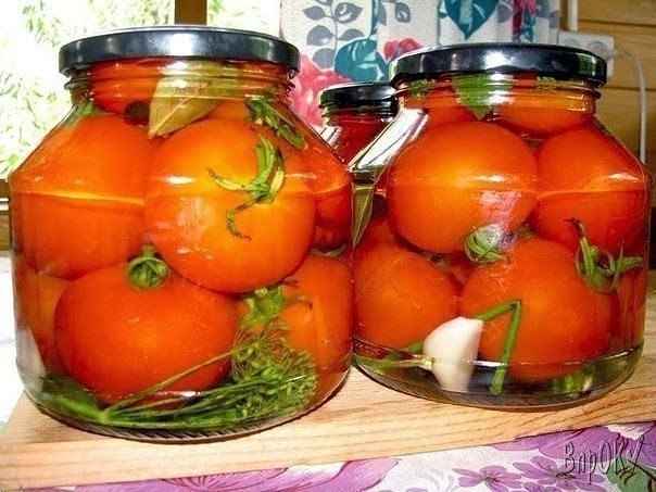 ПОМИДОРЫ В ЗАГАДОЧНОМ МАРИНАДЕ.невероятно вкусные съедаются тут же вместе с рассолом)Итак, начинаем. ...