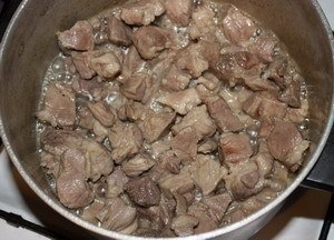 МЯСО, ТУШЕНОЕ С ШАМПИНЬОНАМИ И СЛАДКИМ ПЕРЦЕМ.Ингредиенты:800 г свинины250-300 г шампиньонов2 ... - 3
