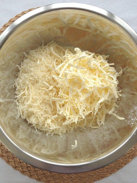 Печенье из пармезана с кунжутом, морской солью и острым соусом.Ингредиенты:Пармезан — 200 гМука — ... - 3