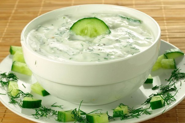 Вкуснейший ОГУРЕЧНЫЙ Соус На Много ВКУСНЕЕ Майонеза. Приготовление: 1. Натереть один средний огурец ...