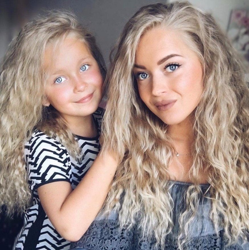 Мама и дочь веб камера. Красивая дочь. Мама и дочка. Мать и дочь похожи. Девочка похожа на маму.