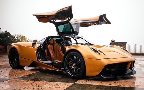 Pagani Huayra (1.300.000$)