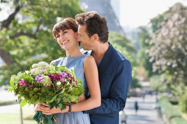 Женские годы... кто их считает? Женские годы - любовь измеряет. Женские слезы видит подушка, женские ...