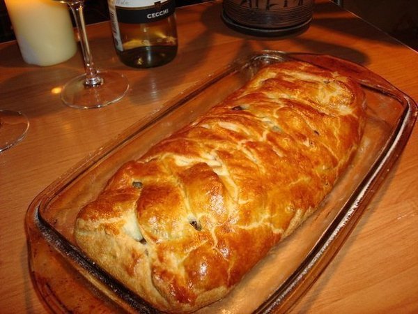 Быстрый мясной пирог с грибами.Ингредиенты:Тесто слоённое дрожжевоеФарш грамм 300-400.Лук 2-3 ...