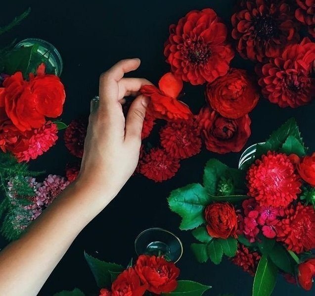 — Есть три греха, — сказал мудрый человек. Толпа замерла. — Первый грех — это злорадство.Если у ...