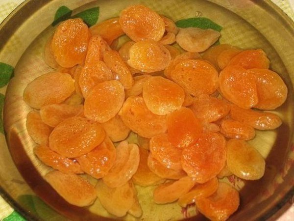 Вкусный кекс с курагой. Ингредиенты: - 200 г сметаны - 3 яйца - 2 стакана муки - 1 стакан кураги - 1 ... - 2