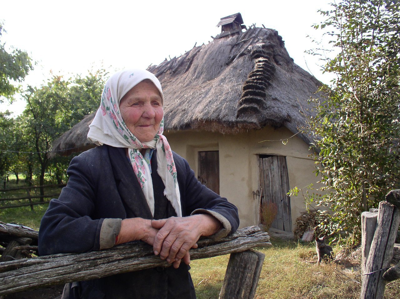 Бабушка риэлтор. Деревня в Украине. Бабушка в деревне. Деревенские люди. Бабушка в деревенском доме.