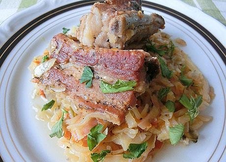 Свиные ребрышки, тушёные с капустой.Нам потребуется:Свиные ребрышки (Деликатесные) – 800-1000 ...