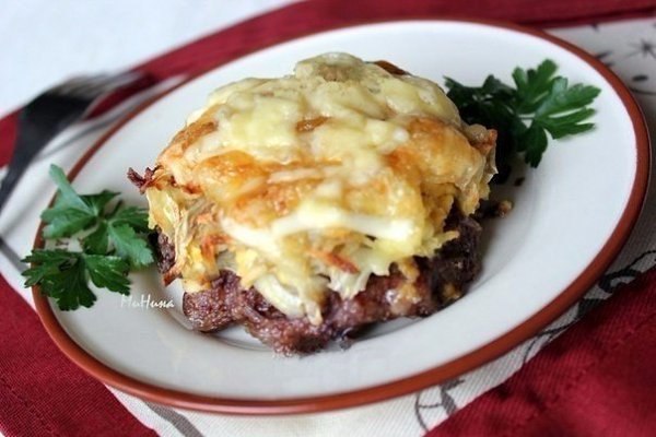 Стожки - блюдо из мясного фарша.Ингредиенты:фарш мясной - 0,5 кгяйца крутые - 3 штукилук репчатый - ...