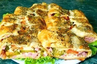 Голландский рулет.Ингредиенты:-упаковка слоёного теста-ветчина-помидор-маринованные ...